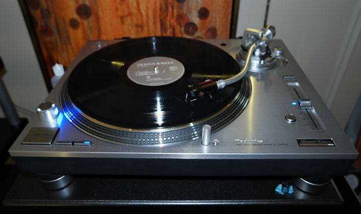 SAM_4975-technics-turntable-750_1.jpg